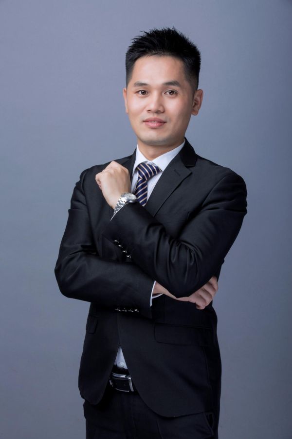 李伟.png